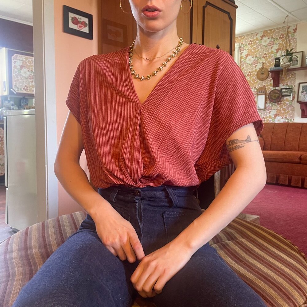Dynamite plunge cropped sleeveless crop top!